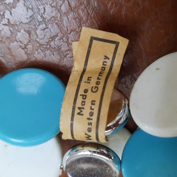 BOGO. Vintage turquoise and white jewelry - plastic - Picture 3 of 4